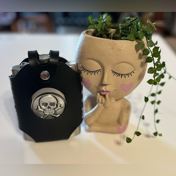 Stainless Steel Flask Skull Crossbones Emblem Faux Leather Wrap 8oz Perfect Gift - Picture 1 of 9